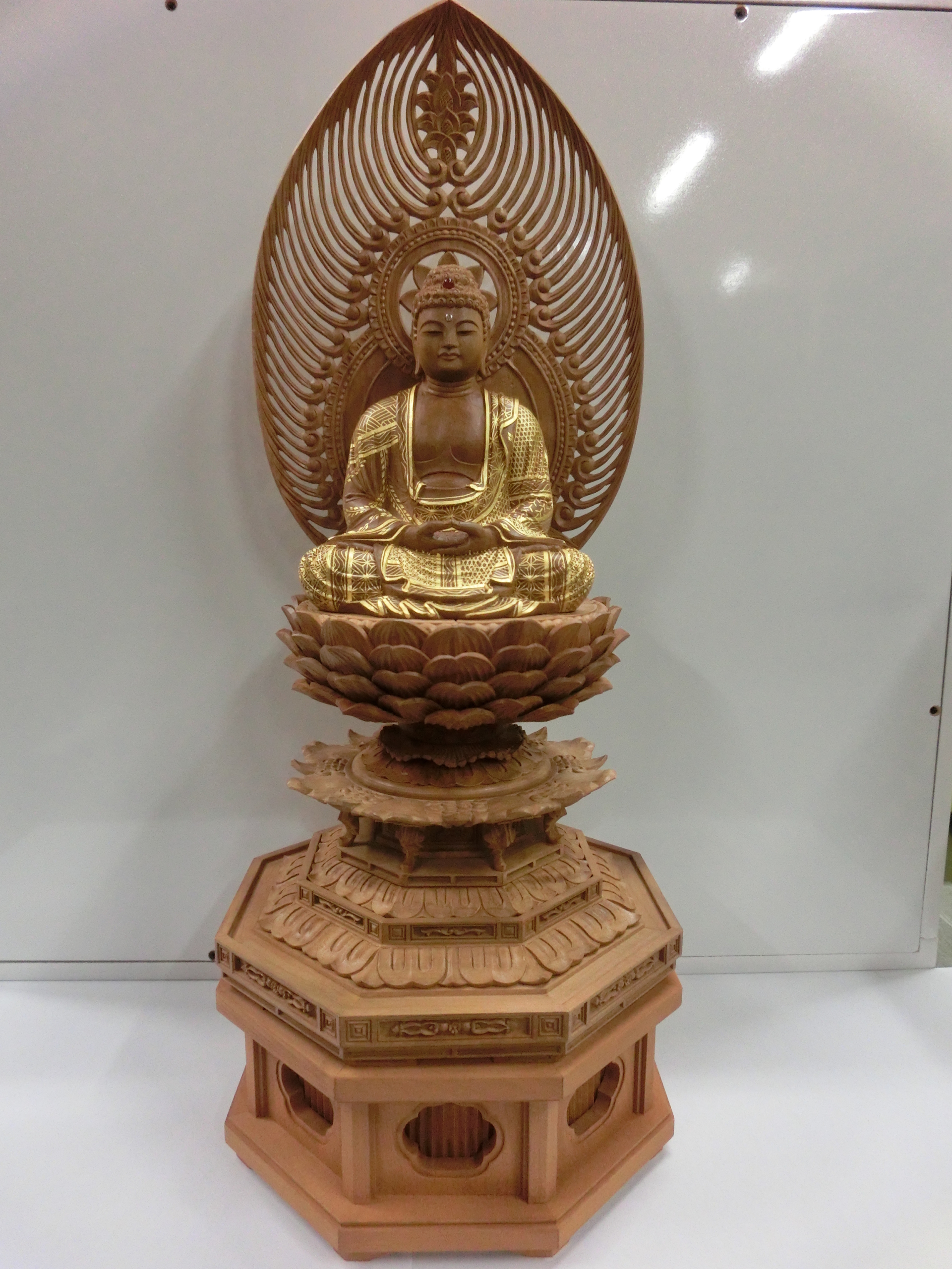 激安速報白木　仏像彫刻　高さ２８ｃｍ　正規品処分　送料無料！ 仏像